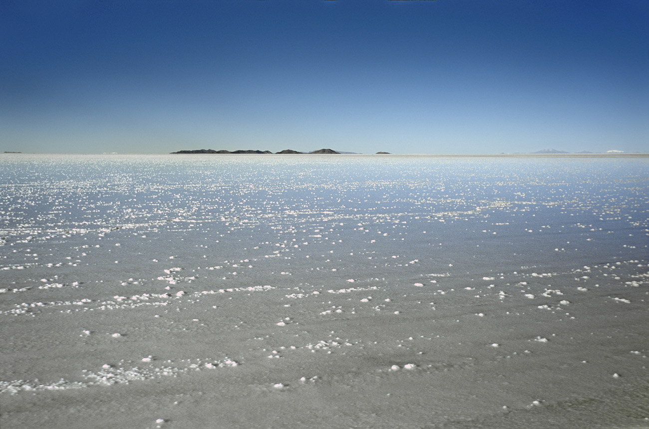 chi_4_21 cristaux_salar.jpg - Uyuni salar d'Uyuni cristaux de sel le matin sur le salar d'Uyuni inondé